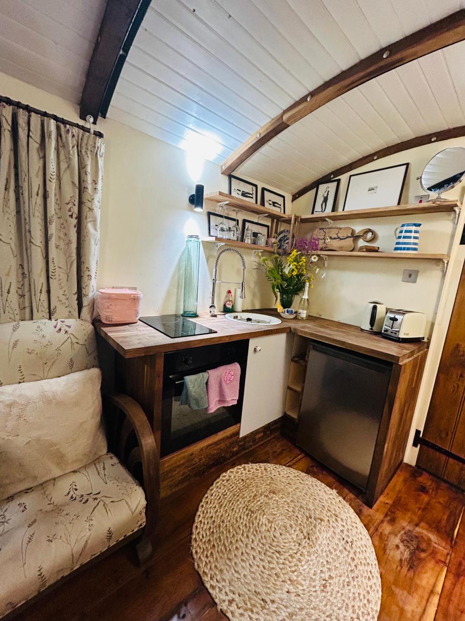 The Railway Carriage - Blue Villa Glasbury Exterior photo