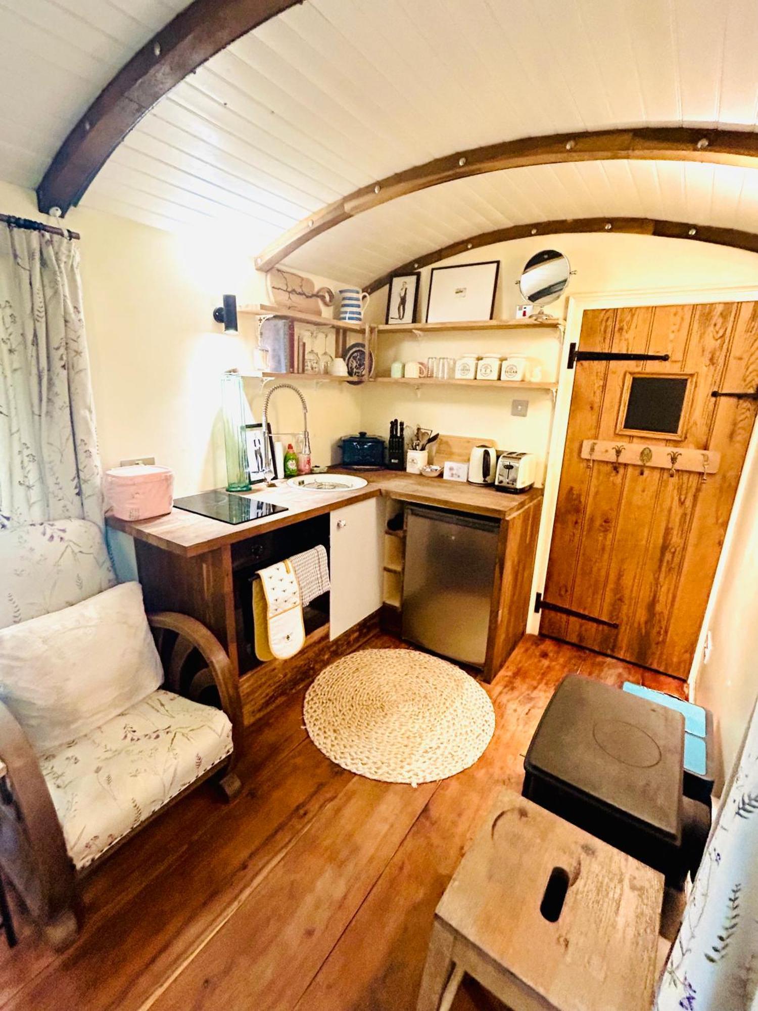 The Railway Carriage - Blue Villa Glasbury Exterior photo