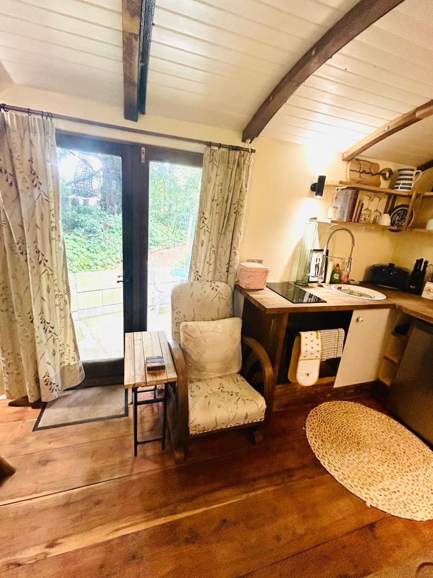 The Railway Carriage - Blue Villa Glasbury Exterior photo