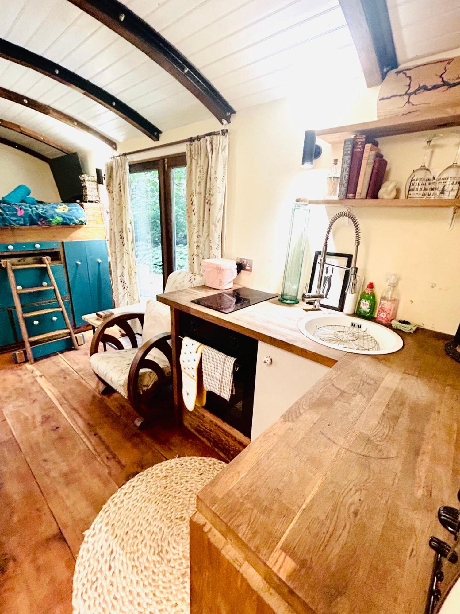 The Railway Carriage - Blue Villa Glasbury Exterior photo