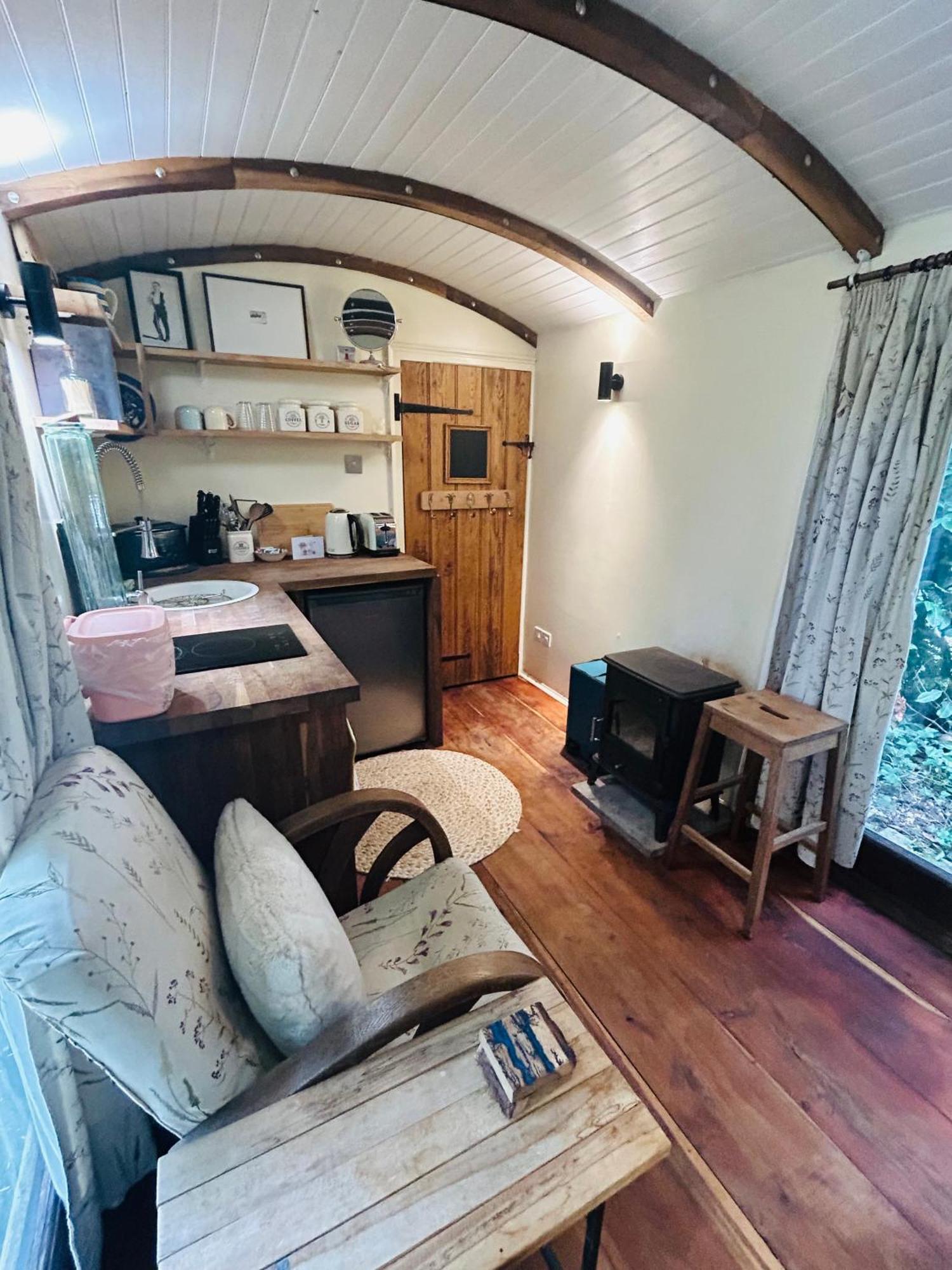 The Railway Carriage - Blue Villa Glasbury Exterior photo