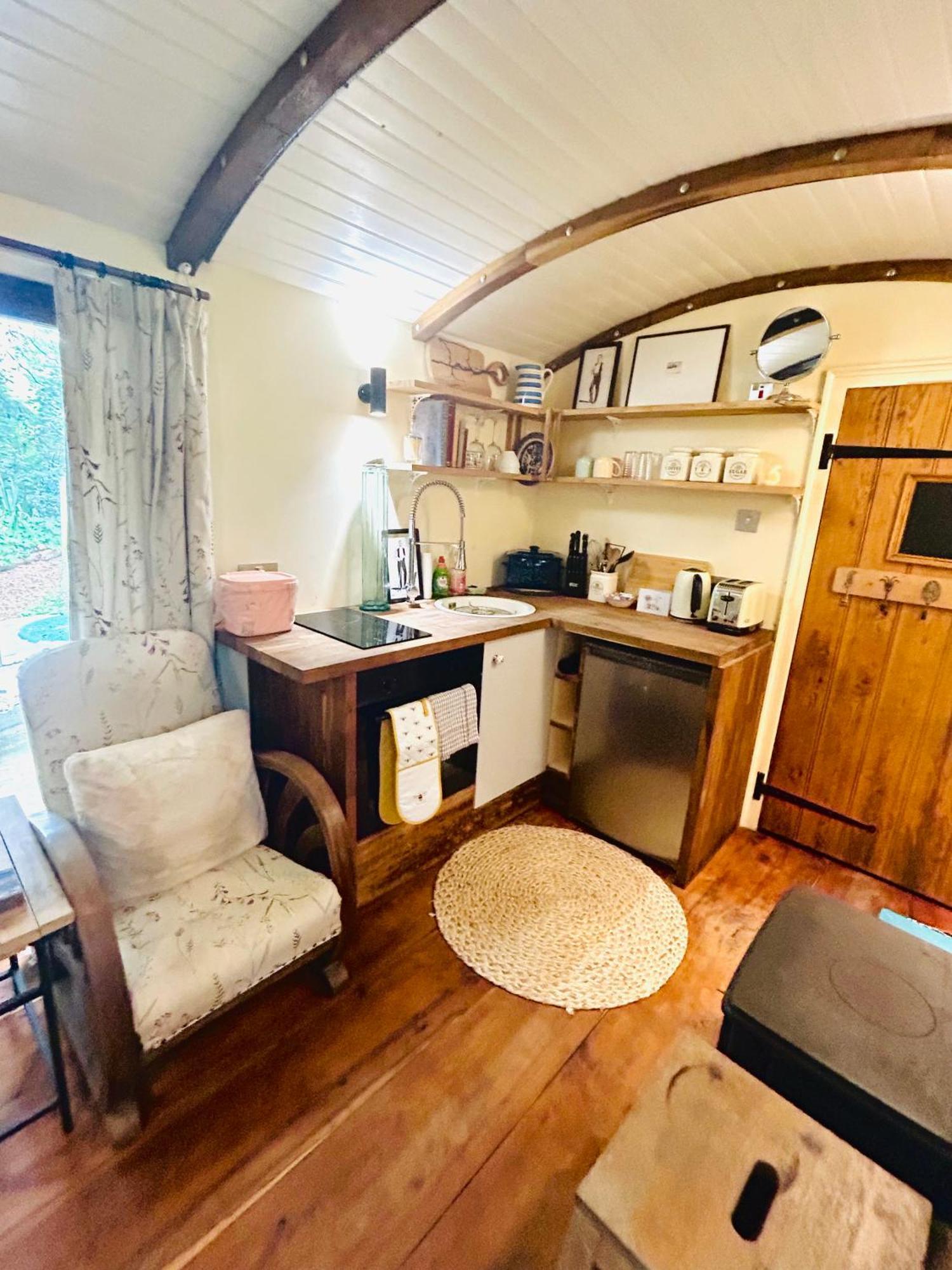 The Railway Carriage - Blue Villa Glasbury Exterior photo